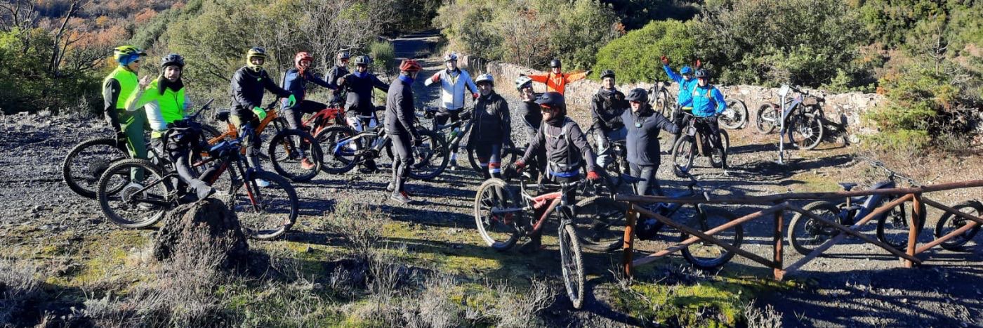 Sentiero per bike tour tra i boschi attorno a Tègoni