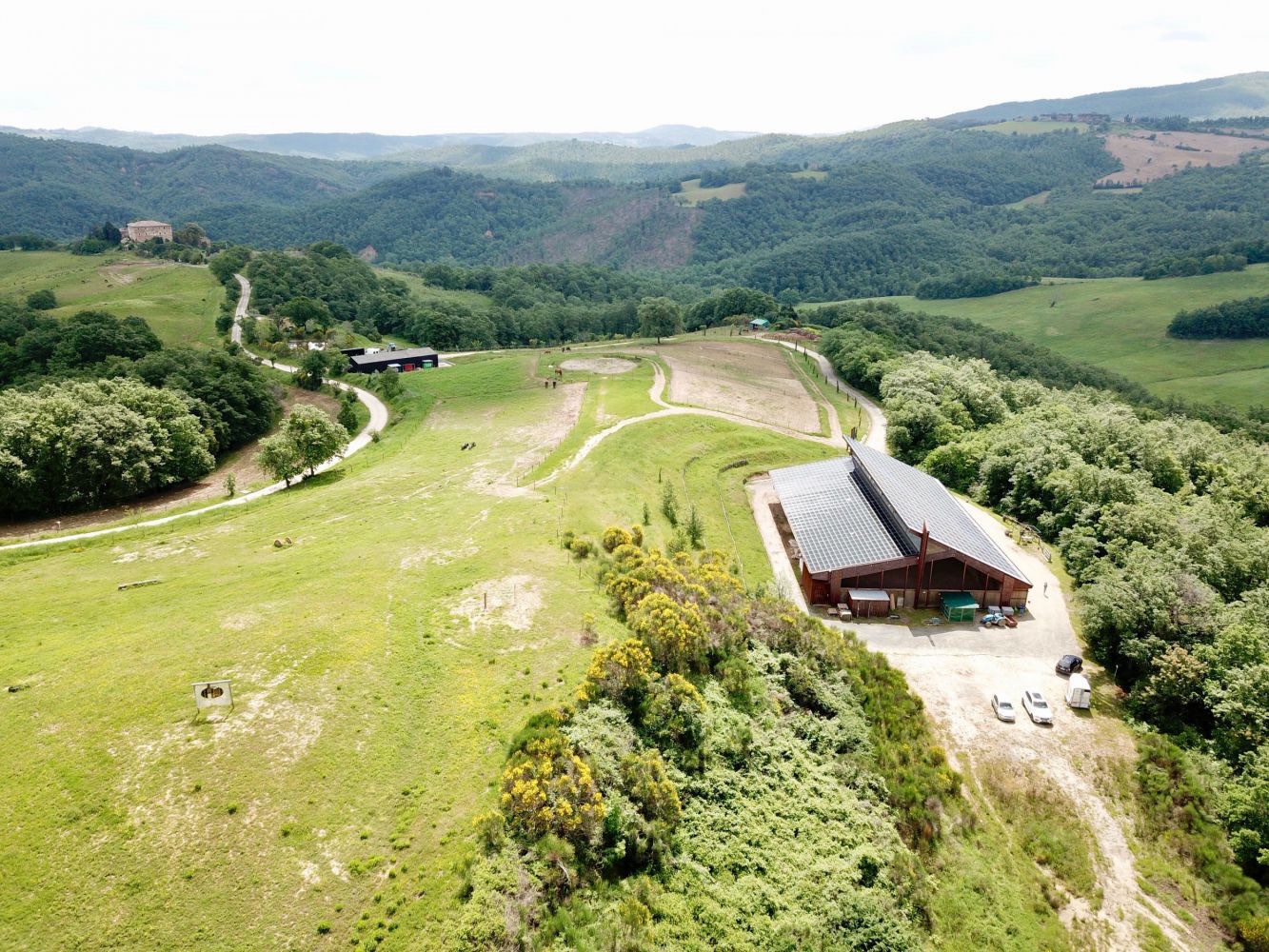 Veduta aerea della tenuta Tègoni sulle colline della Val d'Elsa