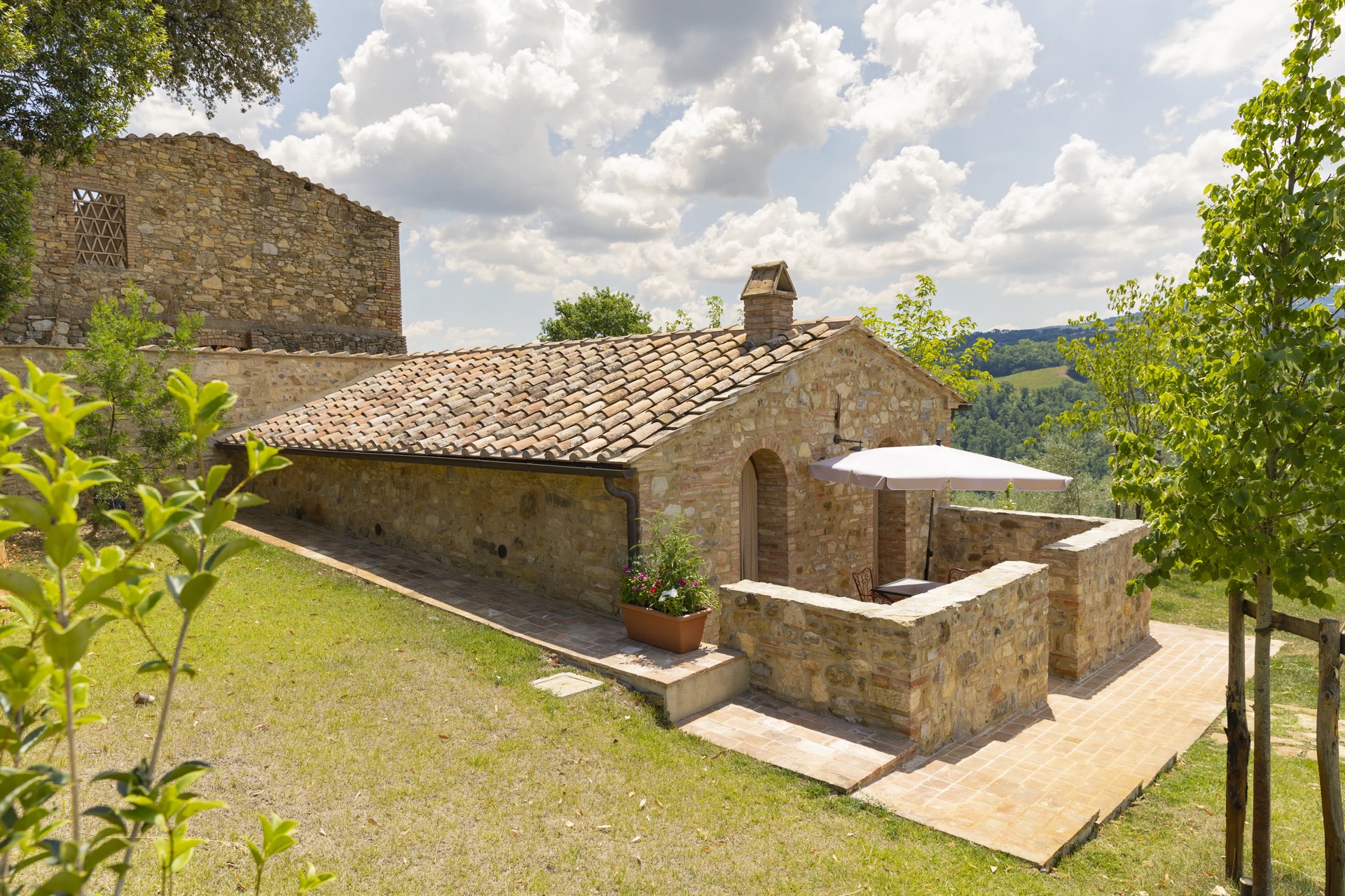 Il casale in pietra dell'alloggio con vista sulle colline