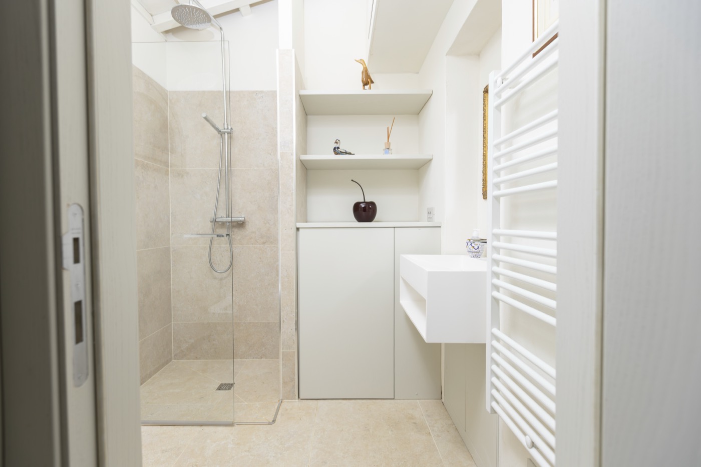 Il bagno del Podere Capannina con doccia walk-in e finiture in travertino