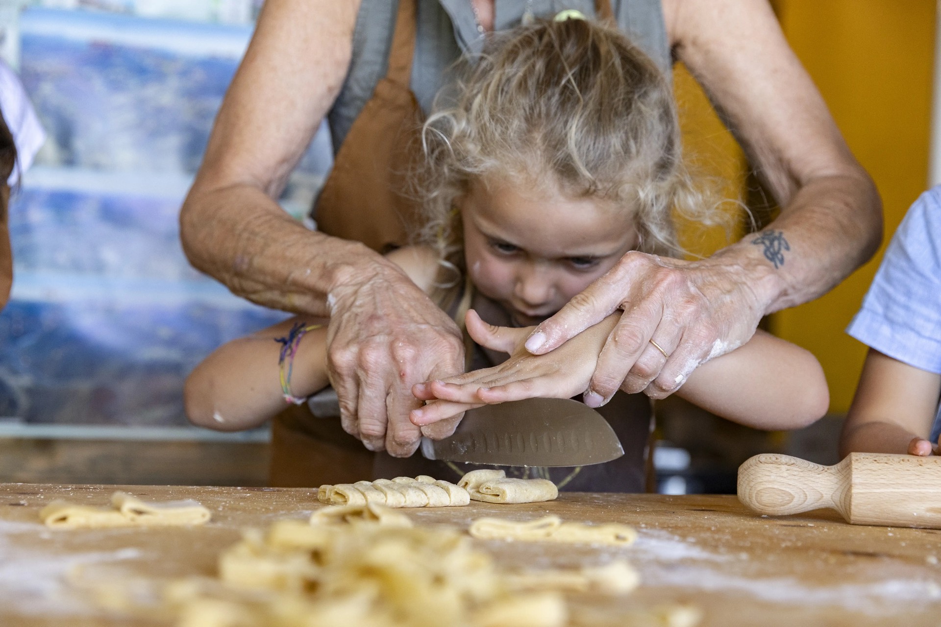 Le mani in pasta: si tagliano le tagliatelle fresche