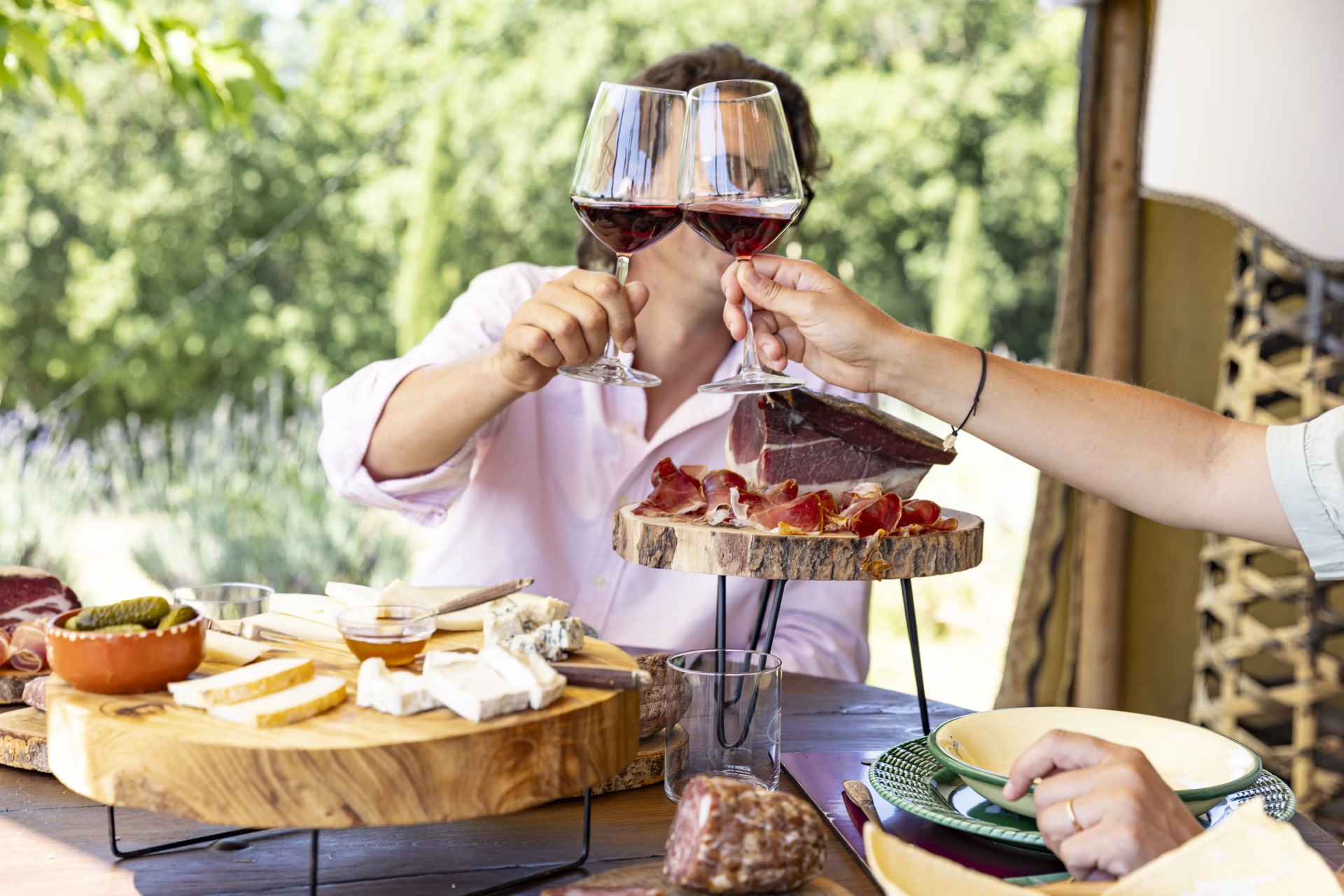 Brindisi e tavola imbandita all'aperto nella campagna toscana