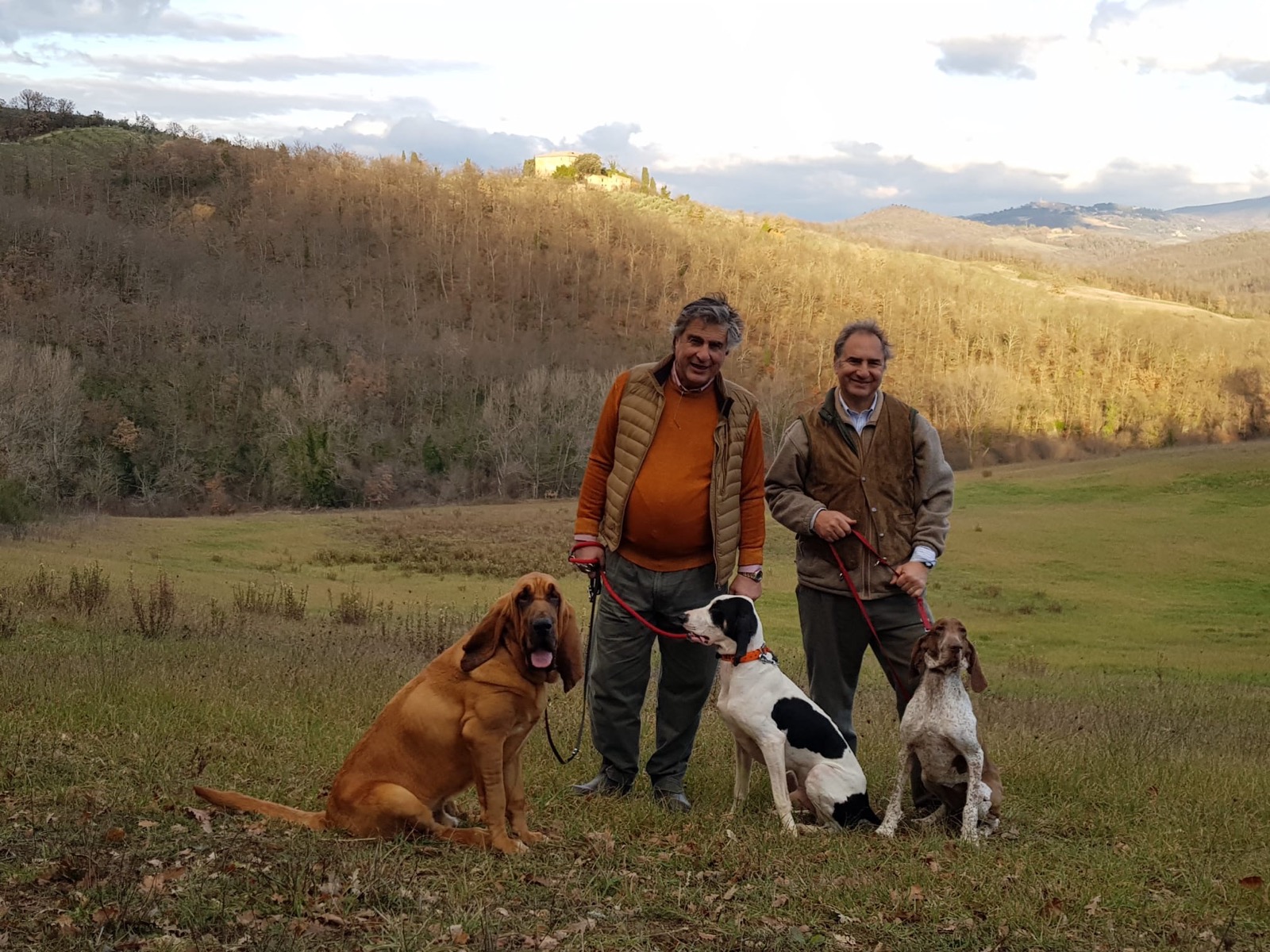 Luigi e Riccardo, i fondatori, con i loro cani sulle colline della tenuta