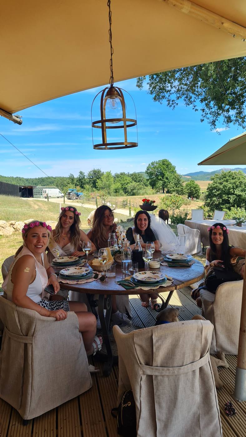 Il pranzo del gruppo alla tavola sotto la tenda, con vista sulla campagna toscana
