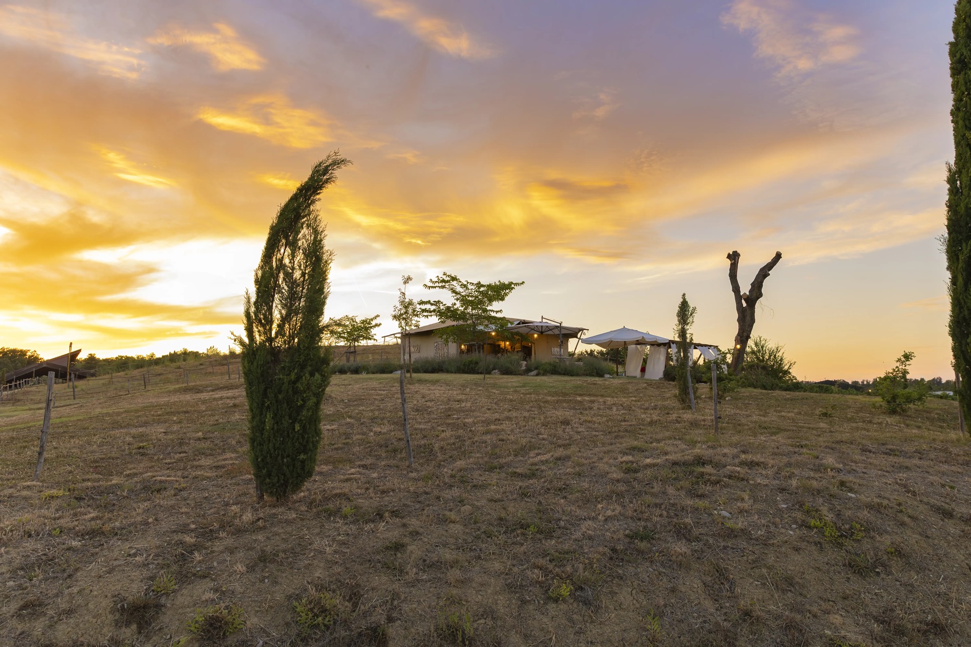 Il tramonto sulla tenuta, tra cipressi e colline