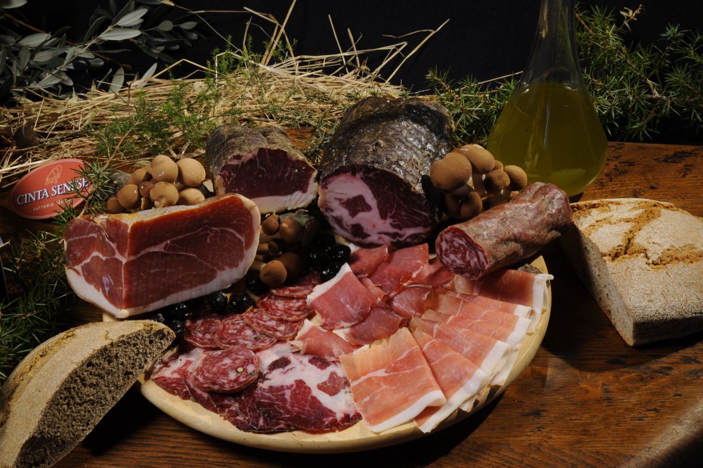 Banco della salumeria con prodotti di Cinta Senese e olio