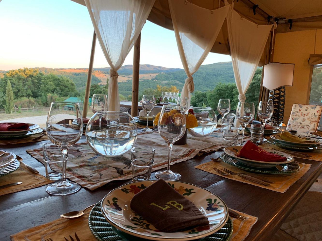 Calici e tavola al tramonto nella Club House, degustazione serale